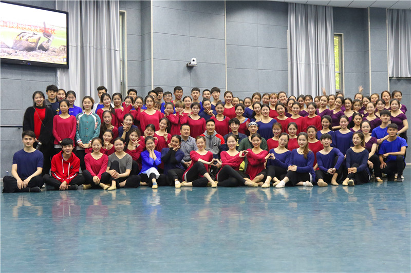 2018041817130071.jpg 华人戴剑教授来校举办舞蹈艺术讲座