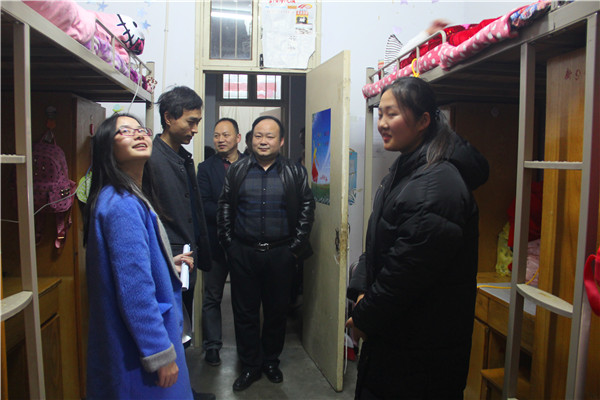 永利集团官网领导走访学生宿舍