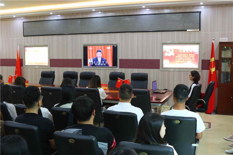 2018050709012514.jpg 永利集团官网师生观看纪念马克思诞辰200周年大会
