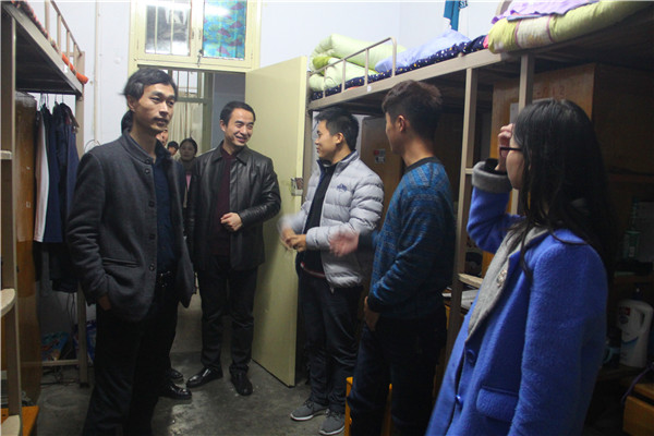 永利集团官网领导走访学生宿舍