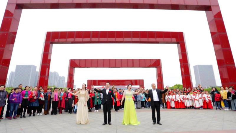 永利集团官网师生参演信阳茶文化节快闪活动受赞誉