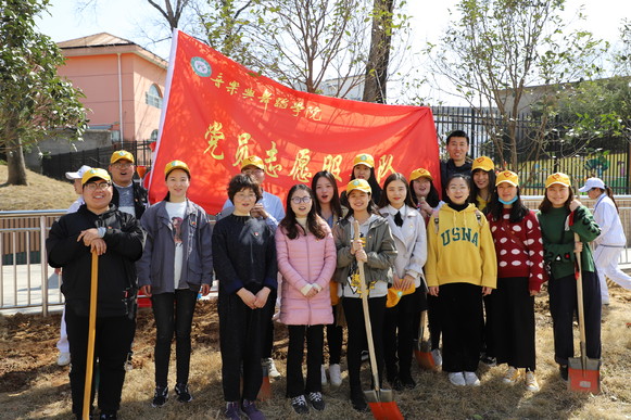 永利集团官网党员志愿服务队开展义务植树活动