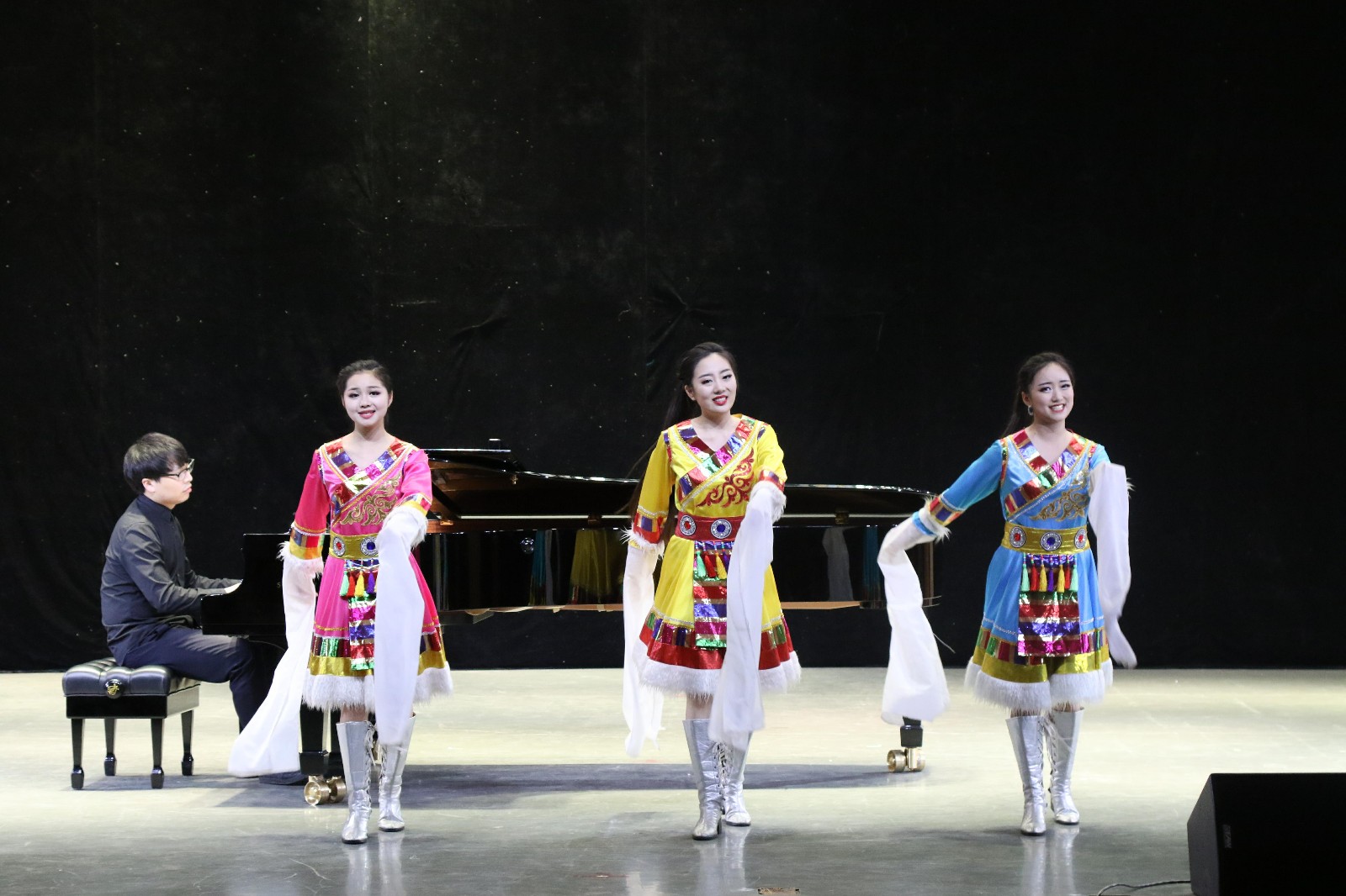 2018061308414575.jpg 华中师范大学学生汇报音乐会在永利集团官网成功举办