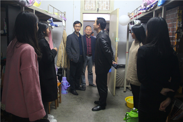 永利集团官网领导走访学生宿舍