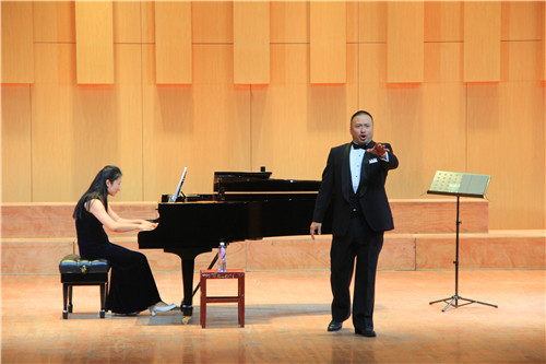 2016102508415327.jpg 美国德州三一大学李佳蔚教授来永利集团官网举办音乐会