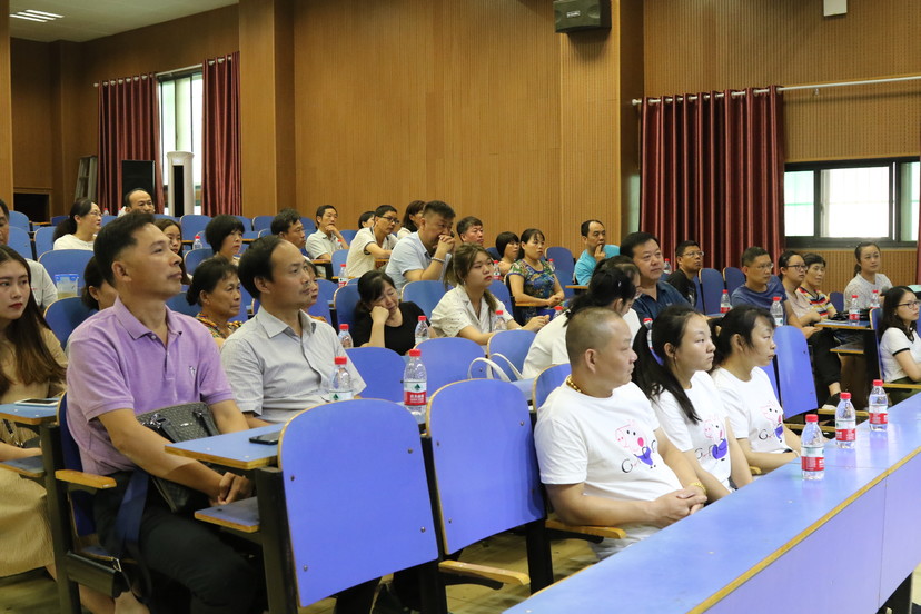 永利集团官网召开2018级新生家长见面会
